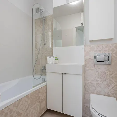 Unique In For 4 People By Renters アパート *